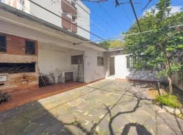 Casa localizada na Avenida Bagé, no bairro Petrópolis, perfeita para quem busca  · Casa a venda Bairro Petrópolis/ 3 Dormitórios 2 Vagas