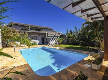 Casa · 207m² · 3 Quartos · 4 Vagas · Casa térrea com 3 quartos, piscina e 207 m²