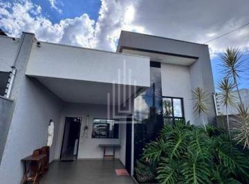 Casa · 100m² · 2 Quartos · 2 Vagas · Casa à venda no Jardim Ipê IV com 3 quartos (sendo 1 suíte).