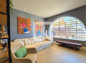 Localizada na vibrante cidade de São Paulo, esta casa oferece uma combinação per · Casa à Venda - Moema, 3 Quartos,  270 m2