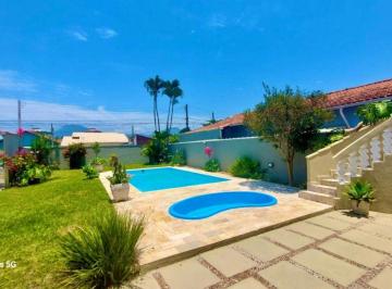 Casa de 4 quartos, Peruíbe · Casa com piscina e 4 quartos em Peruíbe.