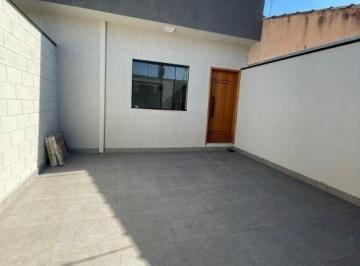Casa · 98m² · 3 Quartos · CASA MUITO ESPAÇOSA BEM LOCALIZADA EM POUSO ALEGRE, COM TRÉS QUARTOS GRANDES SENDO UMA SUITE E UMA V