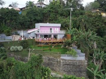 Casa de 3 quartos, Itanhaém · Casa com 3 quartos e churrasqueira em Itanhaém.