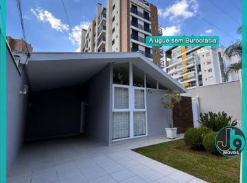Foto 01 · Casa para locação no Bairro Juvevê com 147,40 m², 3 quartos, 1 suíte, 3 salas, 2 vagas de garagem, E
