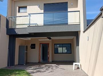 Casa de 3 quartos, Pinhais · Sobrado com conforto, sofisticação e espaço em uma localização privilegiada,
