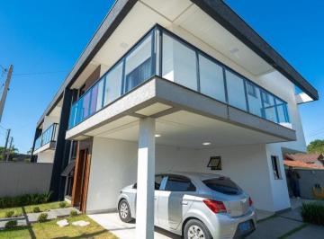 Casa · 149m² · 3 Quartos · 2 Vagas · Sobrado semi-mobiliado com 03 suítes no Rainha do Mar, 360 metros da praia em Itapoá SC!