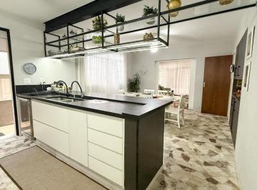 Casa de 2 quartos, Bragança Paulista · Casa ampla à venda no Centro com 3 quartos, sendo uma suíte, e área de lazer.