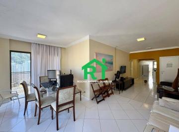Sala · Apartamento à beira mar com 3 quartos (2 suítes), 2 vagas à venda em Pitangueiras, Guarujá