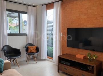 sala · casa de 96m² com 3 suítes no Campeche