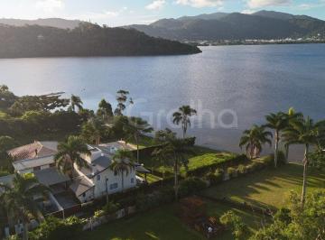 10 · Casa de 320m² com 5 suítes na Lagoa da Conceição