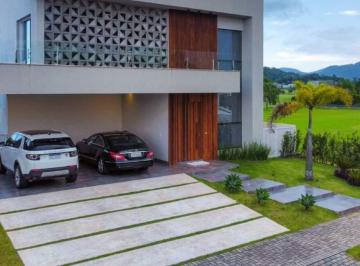 Casa · 450m² · 4 Quartos · 2 Vagas · Casa em Condomínio com 4 suítes à venda no Centro em Camboriú.