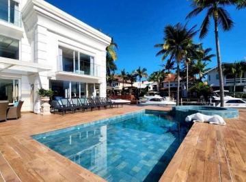 Casa · 780m² · 6 Quartos · 6 Vagas · Casa Triplex em Condomínio à venda na Barra em Balneário Camboriú.
