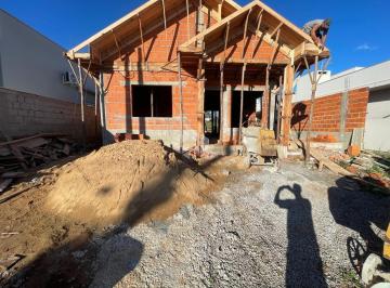 Casa · 81m² · 2 Quartos · 1 Vaga · Casa com 2 dormitórios, sendo 01 suíte, na João Alves