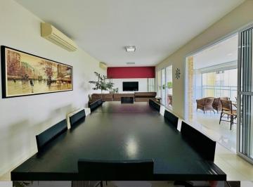 Sala Principal com mesa de Jantar · Apartamento no Guarujá (Praia Enseada), com vista parcial para o mar e montanha.