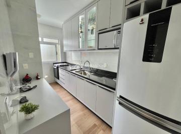 Apartamento · 66m² · 2 Quartos · 1 Vaga · Apartamento 2 quartos c/ suíte em Campinas, reformado e mobiliado, com sacada, sol o dia inteiro e 1