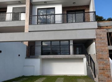 Casa · 140m² · 3 Quartos · 2 Vagas · Sobrado de alto padrão novo à venda em Panorâmico-Garopaba