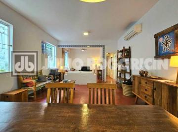 Apartamento · 117m² · 3 Quartos · Apartamento amplo reformado, aconchegante com três quartos, suíte e dependência