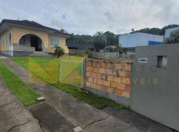 Casa · 203m² · 3 Quartos · 2 Vagas · Bairro Água Verde, Terreno plano com 1.300,00m²