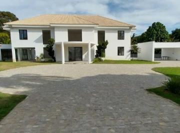 Casa · 1200m² · 6 Quartos · 8 Vagas · Casa Padrão em Lauro de Freitas