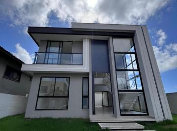 Casa · 246m² · 4 Quartos · 4 Vagas · Casa Padrão em Lauro de Freitas