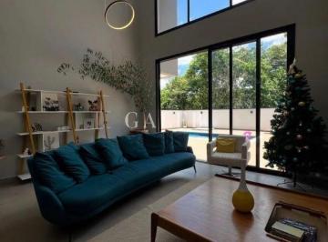Foto 01 · EXCELENTE CASA EM CONDOMÍNIO: 04 SUÍTES, COZINHA PLANEJADA, ÁREA GOURMET E UMA DELICIOSA PISCINA!