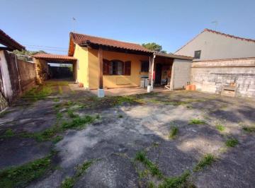 Casa de 2 quartos, Itanhaém · Casa com 2 quartos e espaço para piscina em Itanhaém.