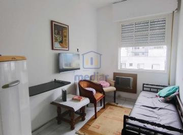 Apartamento · 35m² · 1 Quarto · Apartamento a poucos metros da praia com vista lateral para o mar.