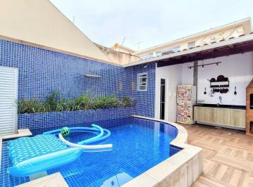 Casa · 160m² · 3 Quartos · 2 Vagas · Incrível casa térrea, 160 m², 3 dormitórios, suíte, piscina aquecida e churrasqueira, no Campo