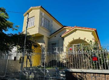 Casa · 220m² · 3 Quartos · 2 Vagas · Casa Ampla com Pátio e Excelente Localização no Petrópolis