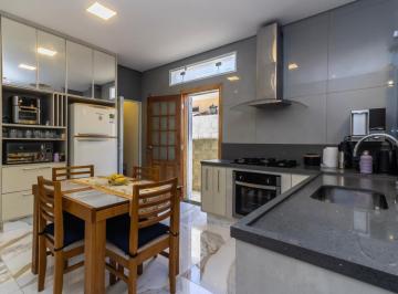 3c83b6bf-87a6-492f-9194-77e2313d104c · Espetacular casa para venda em Jardim Peri com 3 quartos, sendo 1 suíte, 216m²