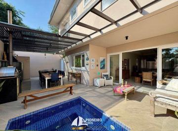Casa · 200m² · 4 Quartos · 2 Vagas · Casa de Condomínio com 4 suítes a 120m da praia