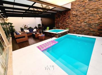 Casa · 310m² · 4 Quartos · 4 Vagas · Casa com 4 Suítes e Piscina no Centro de Jaraguá do Sul