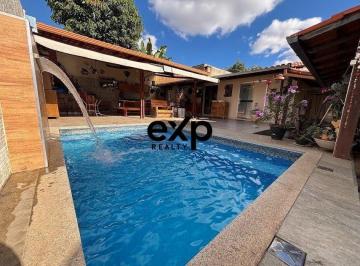 Casa · 219m² · 3 Quartos · 1 Vaga · Casa com piscina à venda, lote de 360 m², bairro Santa Terezinha/BH