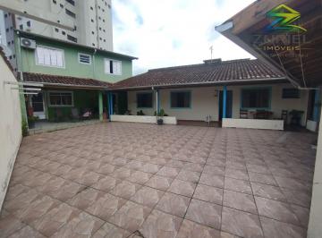 Casa · 466m² · 9 Quartos · 4 Vagas · Excelente casa à venda, localização privilegiada pertinho da praia!