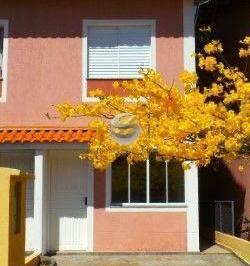 Casa · 65m² · 2 Quartos · 1 Vaga · Sobrado com 2 Dormitórios Repletos de Armários – Próximo à Dona Deôla