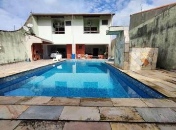 Casa de 5 quartos, Itanhaém · Casa com 5 quartos e piscina em Itanhaém.