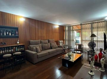 Casa de 4 quartos, Brasília · Casa de canto, vazada, com 339 m² - 05 quartos sendo 02 suites
