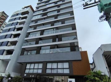 Foto 01 · ALUGO Apartamento 23m² - Graça, quarto, banheiro e varanda vista para rua.  Valor da Locação Total: 