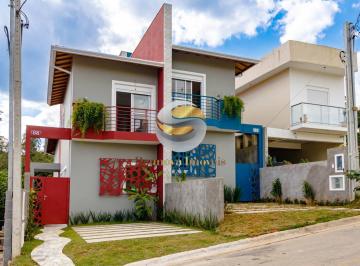 Casa · 136m² · 3 Quartos · 2 Vagas · Casa com 03 dormitórios, em condomínio com quintal.