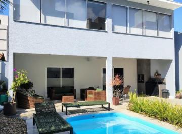 Casa · 220m² · 2 Quartos · 3 Vagas · Excelente Sobrado Totalmente Mobiliado com piscina 2 suítes + 2 dormitório em It