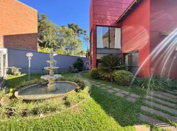 Casa · 230m² · 3 Quartos · 4 Vagas · Casa em condomínio fechado, com 900m² de terreno