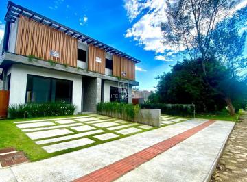 Foto 01 · Casas à Venda em Garopaba no Jardim Panorâmico – 3 Suítes com SPA e Alto Padrão