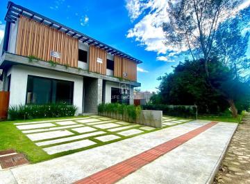 Foto 01 · Casas à Venda em Garopaba no Jardim Panorâmico – 3 Suítes com SPA e Alto Padrão