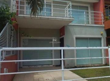Foto 01 · Casa mobiliada para alugar em Garopaba com 2 quartos e churrasqueira
