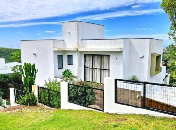 Casa · 200m² · 4 Quartos · 2 Vagas · Casa mobiliada à venda em Garopaba/SC com vista para o mar e terreno de 850m²