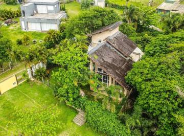 Foto 01 · Casa à venda na Praia do Rosa em Imbituba/SC com terreno de 922m² e vista para lagoa