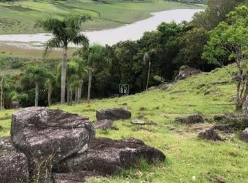 Foto 01 · Terreno à Venda em Garopaba no Macacu – 10.000 m² com Vista para Lagoa e Topografia Plana