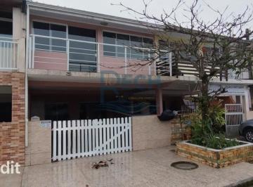 Casa · 200m² · 3 Quartos · 2 Vagas · Sobrado perto do mar na Praia de leste