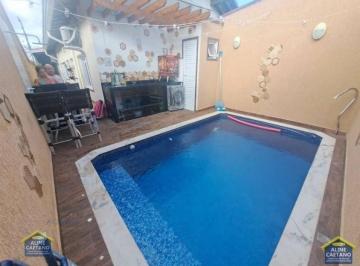 Casa · 85m² · 2 Quartos · 2 Vagas · Vila Caiçara - Casa 02 dorms c/ piscina, 700 mts da praia 670 mil