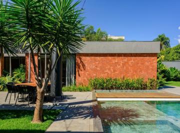 Casa · 506m² · 5 Quartos · 3 Vagas · O lado de fora tem o raro hábito de fazer o lado de dentro parecer ainda melhor.